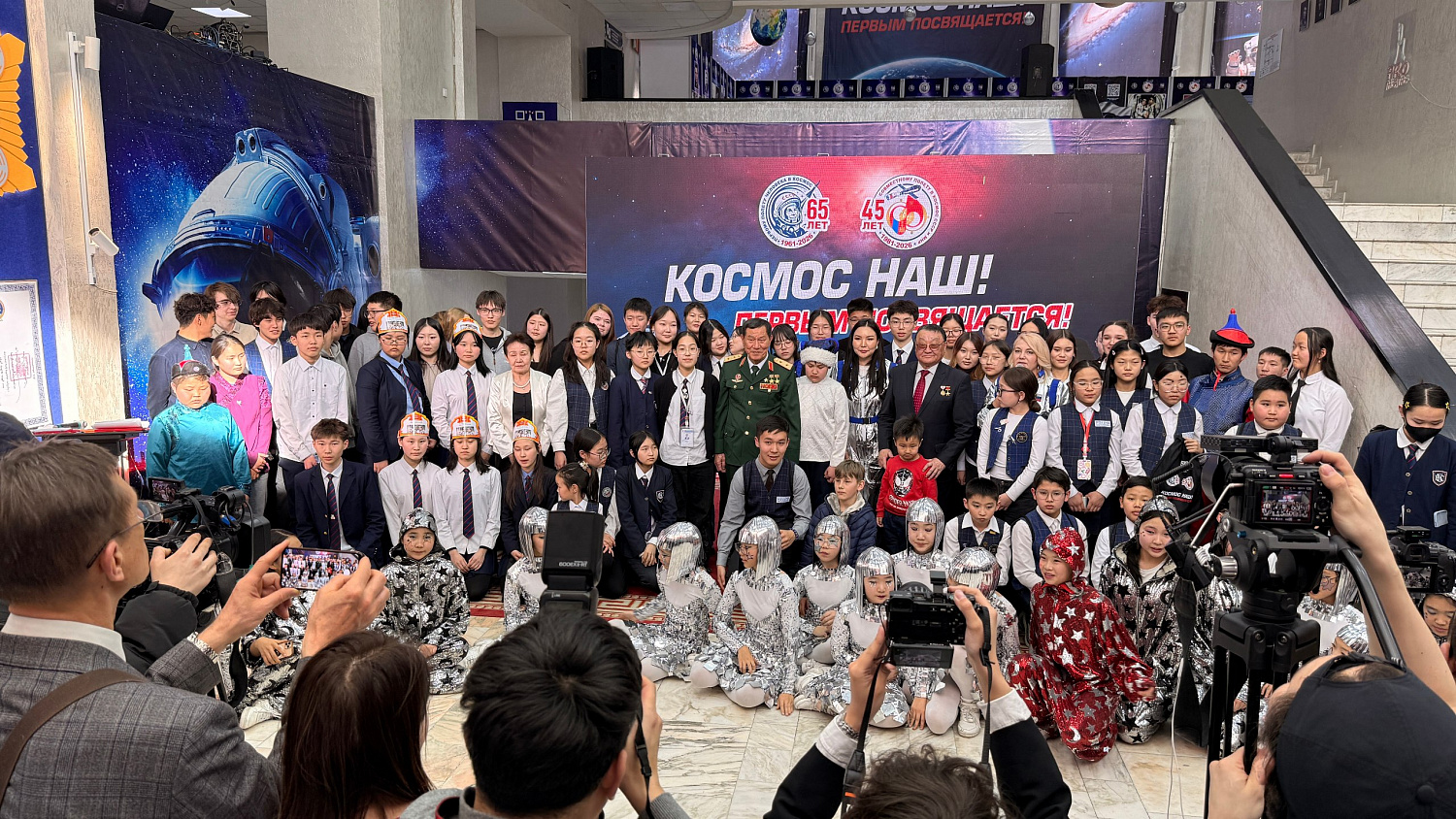 В Русском доме в Улан-Баторе состоялась встреча школьников с первыми космонавтами Монголии и Вьетнама 