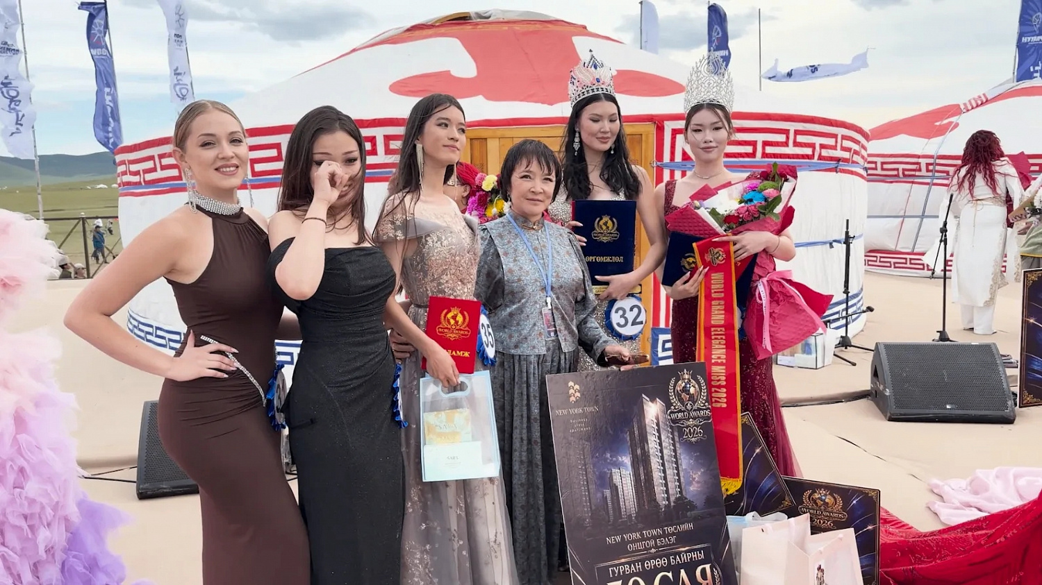 Две девушки из Бурятии забрали главные титулы на конкурсе «World Awards» в Монголии